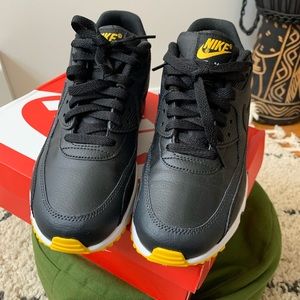 Nike Air Max 90 LTR Size: 7 Youth (9 Women)